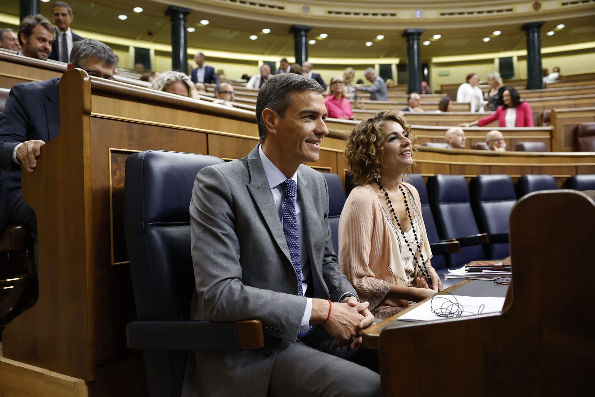 El presidente del Gobierno español, Pedro Sánchez, junto a la vicepresidenta primera y ministra de Hacienda, María Jesús Montero. Foto: Pool Congreso