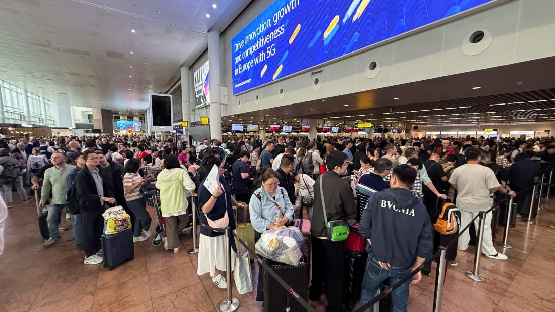 Pasajeros en el aeropuerto de Bruselas tran un ciberataque que ha bloqueado las operaciones, 20 de septiembre de 2025. Foto: Reuters.