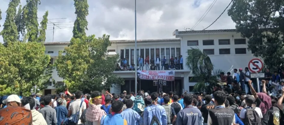 Manifestantes en TImor Oriental. Foto: Silvino / Neo Metin.