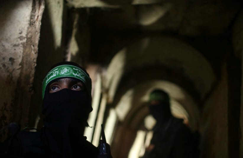 Imagen de archivo de milicianos de las Brigadas Al Qassam de Hamas en un túnel subterráneo. Foto: REUTERS/MOHAMMED SALEM.