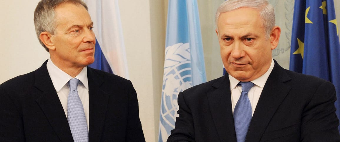 Imagen de archivo del ex primer ministro británico Tony Blair junto al primer ministro israelí, Benjamin Netanyahu. Foto: Getty.