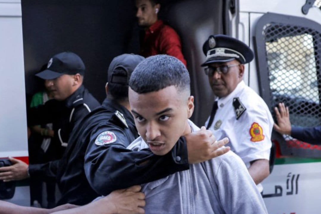 La policía marroquí detiene a un joven durante las protestas de la 'Gen Z 212'. Foto: vía @egiptusENT (X).
