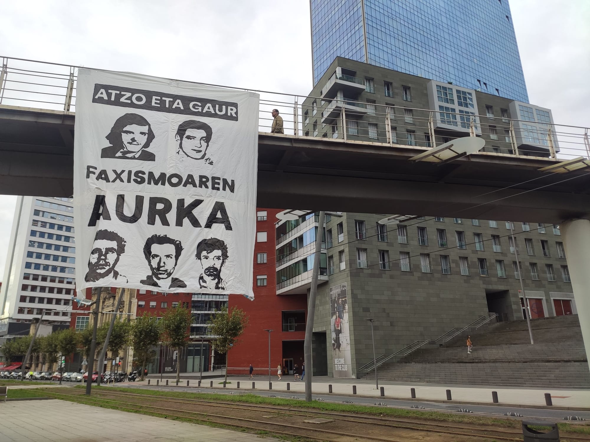 Pancarta en Bilbo (Bizkaia) en honor a los cinco fusilados del 27 de septiembre de 1975: "Ayer y hoy contra el fascismo". Foto: Kontseilu Sozialista Bilbo.