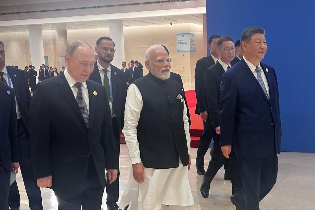 Vladimir Putin, Narendra Modi y Xi Jinping en la cumbre de la Organización de Cooperación de Shanghái en Tianjin. FOTO: N/D