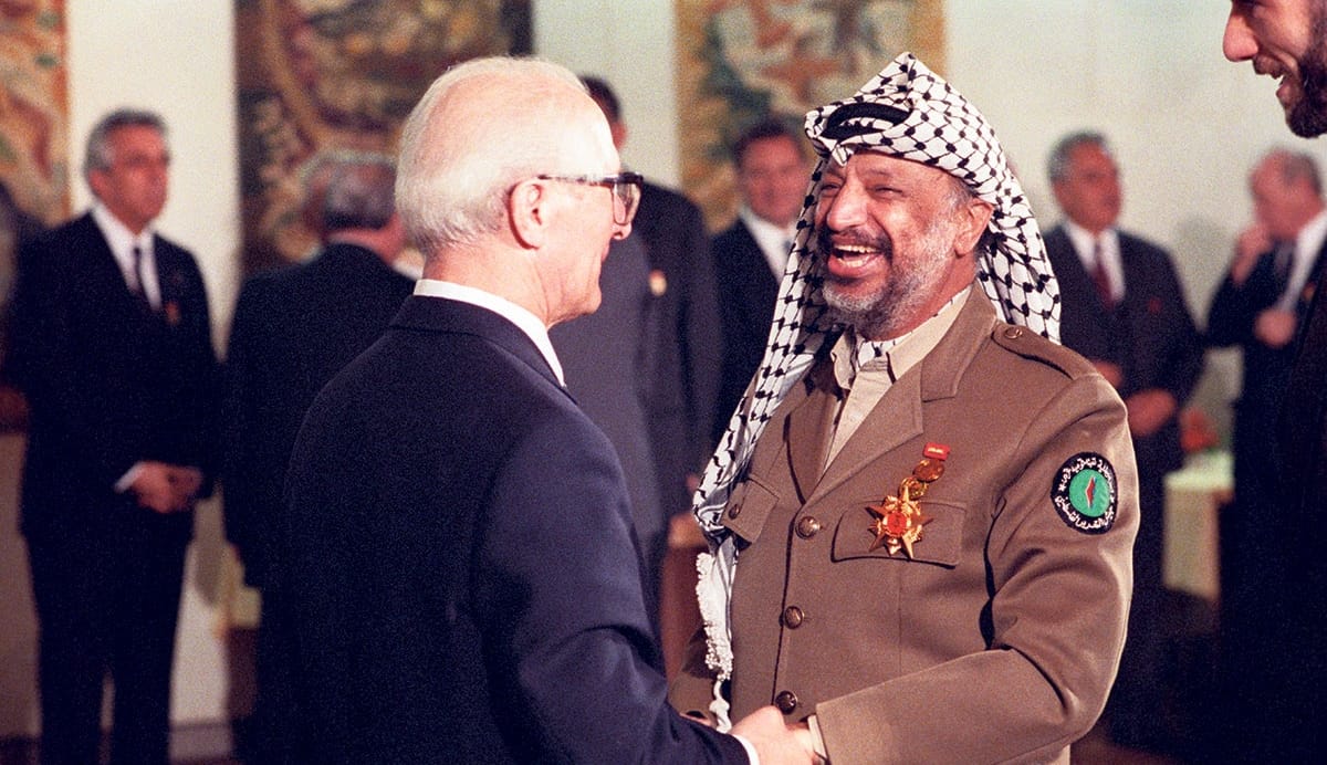 Imagen de archivo de Yassir Arafat, líder de la OLP, y Erich Honecker, presidente de la República Democrática Alemana, en Berlín, 1989. Foto: picture alliance / Boris Babanov.