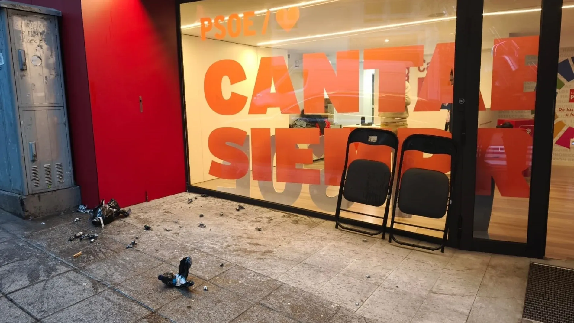 Imagen de archivo de dos botellas con productos químicos improvisados detonados en la sede del PSOE de Cantabria durante un acto de "memoria democrática". Foto: PSOE