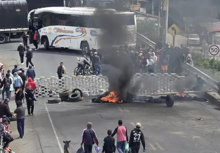 Imagen de archivo de un corte de carreteras en Ecuador durante las protestas contra el fin del subsidio al diésel. Foto: critica.com.pa