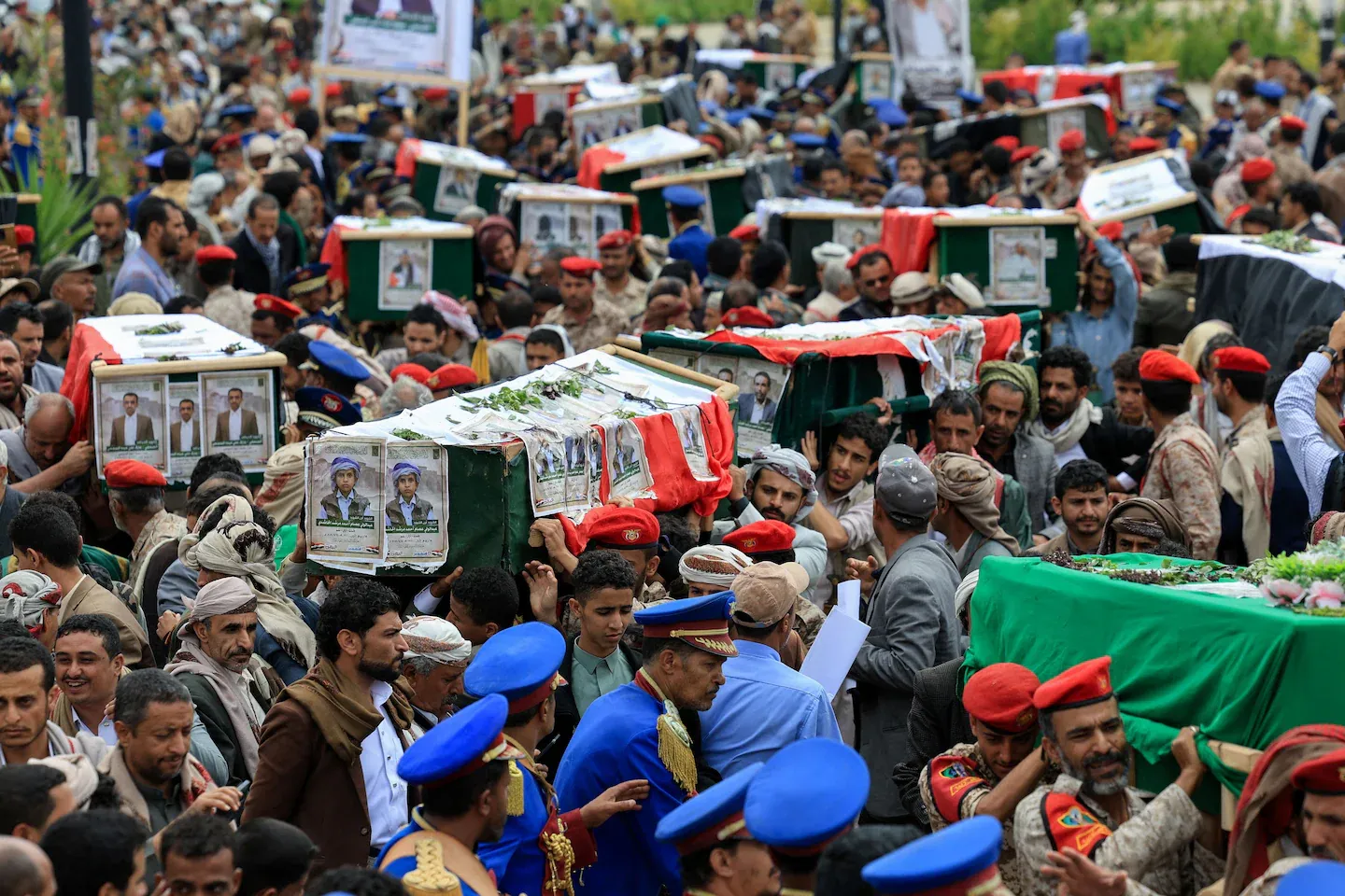 Funeral de periodistas yemeníes asesinados en ataques israelíes, en Sanaa (Yemen). Foto: Khaled Abdullah/Reuters.