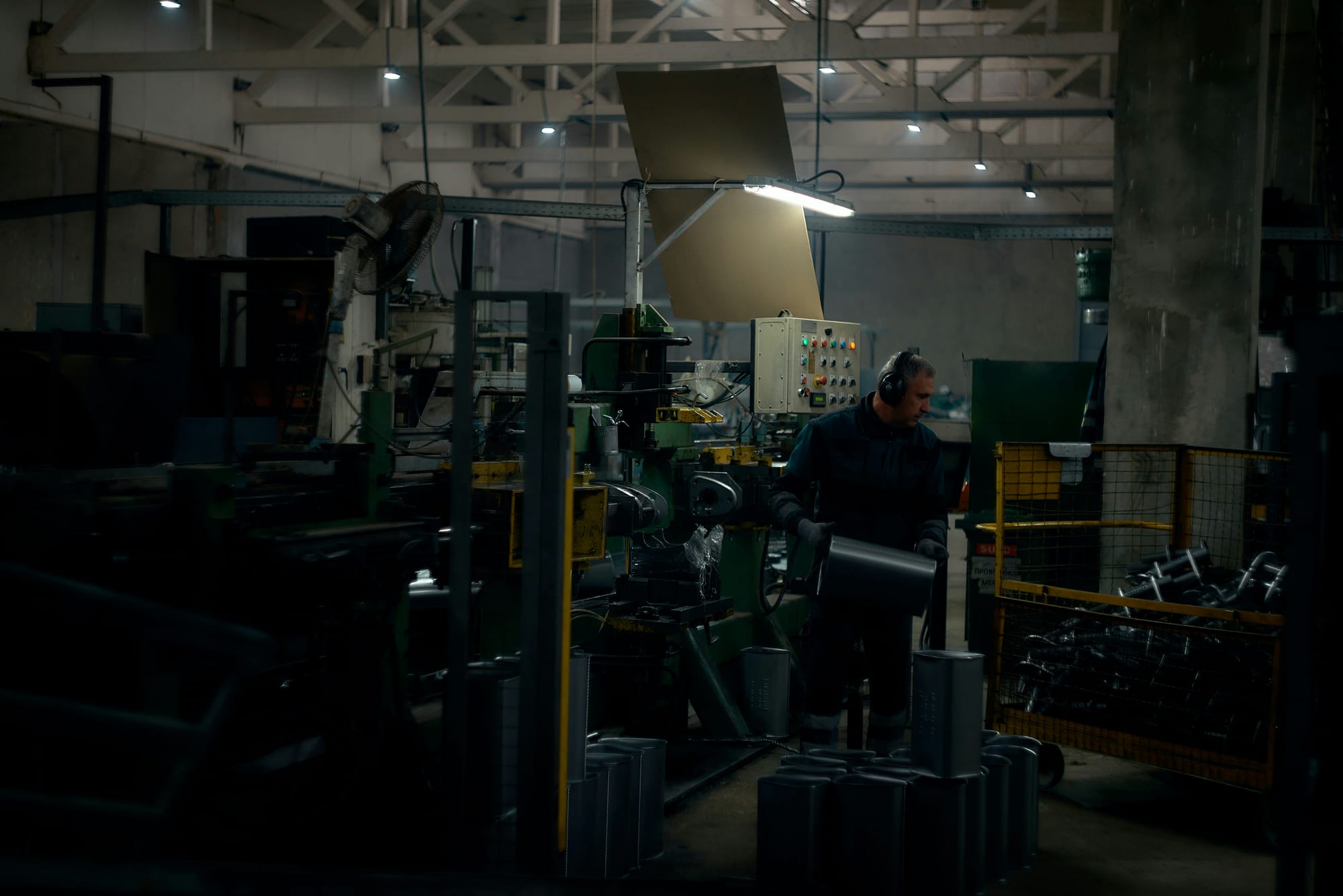 Imagen de archivo de un trabajador ruso en un taller. Foto: Rotislav Budzan/Unsplash.