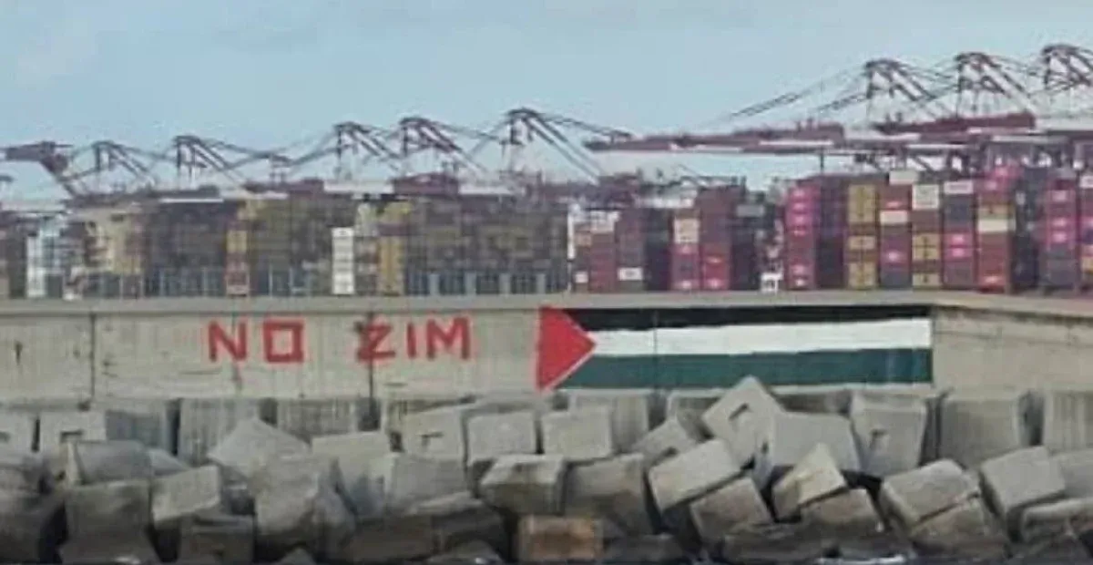 Pintada en la bocana sur del puerto de Barcelona donde se puede leer 'No ZIM', acompañada de una gran bandera de Palestina. Foto: Horitzó Socialista