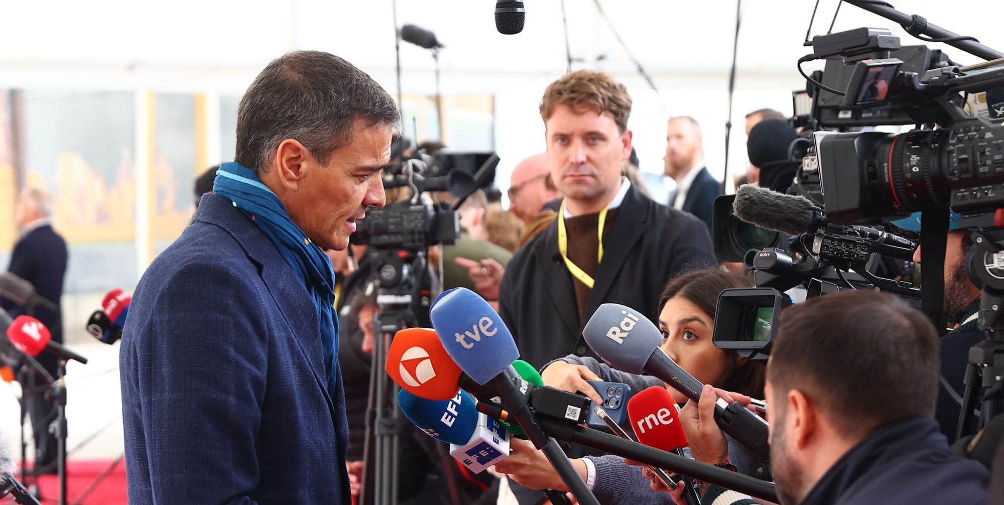 El presidente del Gobierno español, Pedro Sánchez, atiende a los medios de comunicación a su llegada a Copenhague. Foto: Pool Moncloa/Fernando Calvo. 