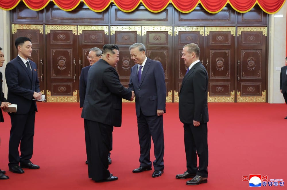 Kim saluda a To Lam y Medvedev. Foto: KCNA