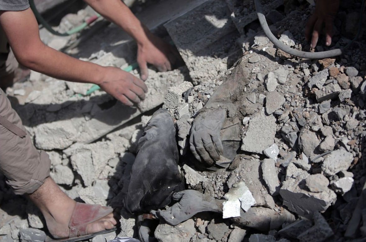Gazatíes recuperan un cadáver de debajo de los escombros. Foto: CNN