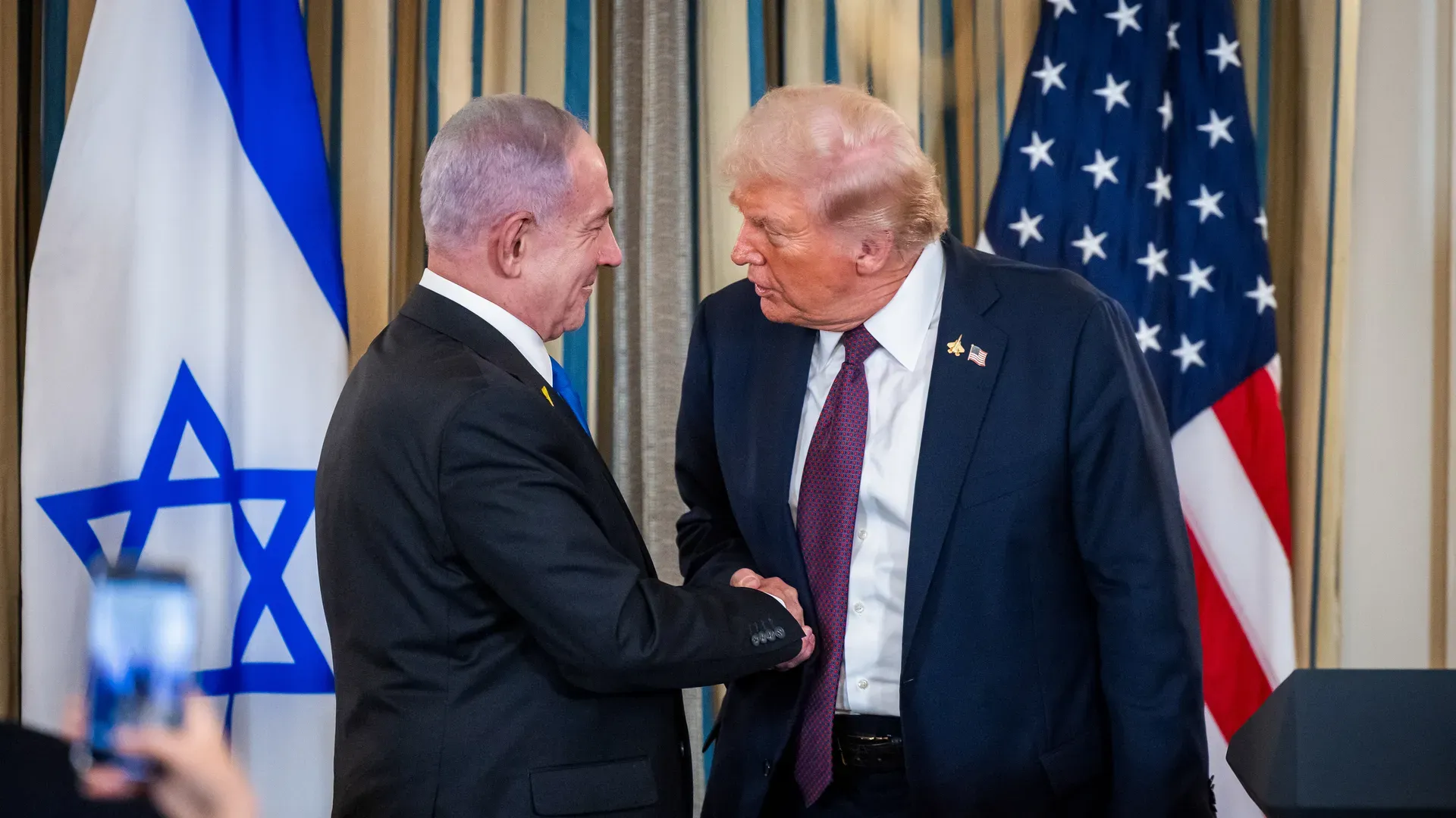 Netanyahu y Trump estrechan sus manos al presentar el plan de 20 puntos para Gaza. Foto: Jim Lo Scalzo/EPA via Getty Images