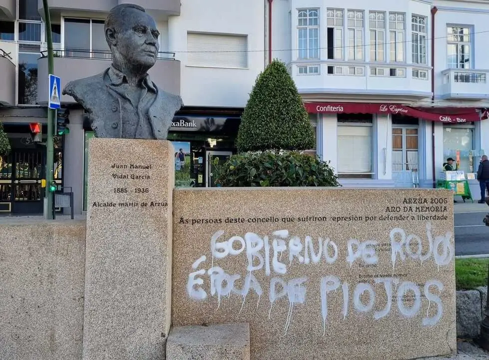 Monólito en memoria de Juan Vidal en Arzúa tras ser atacado. Foto: Concello de Arzúa
