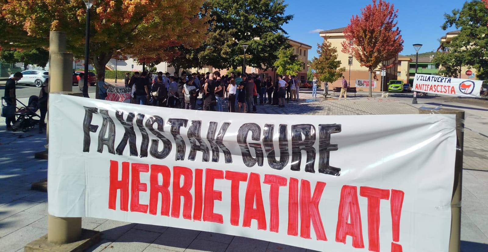 Pancartas y concentración antifascista contra Vox en Villatuerta (Nafarroa). Foto: Gedar Langile Kazeta