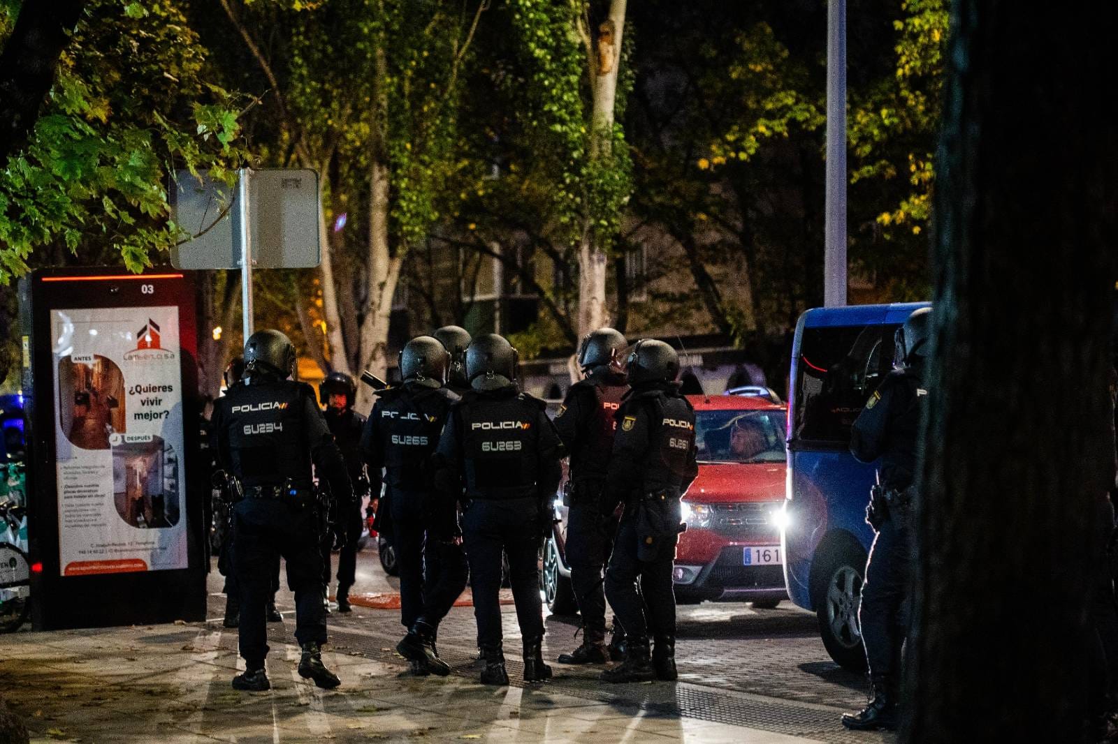 Agentes de la UIP durante los disturbios en Iruñea (Nafarroa), durante la protesta antifascista contra Vito Quiles. Foto: Gedar Langile Kazeta