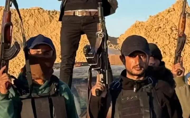 Imagen de archivo del bandido Yasser Abu Shabab (derecha) junto a sus hombres en Rafah. Foto: redes sociales