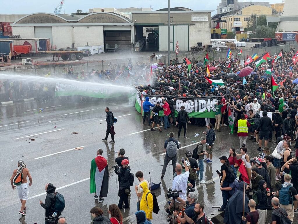 Imagen de archivo de un bloqueo durante la huelga nacional del 22 de septiembre en Italia. Foto: vía @JuanChingoFT (X)