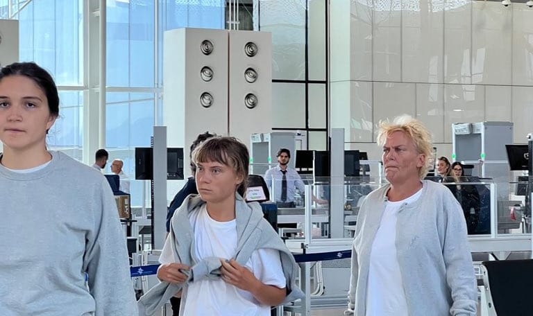 Greta Thunberg y otras activistas de la Global Sumud Flotilla en su llegada al aeropuerto de Atenas. Foto: N/D