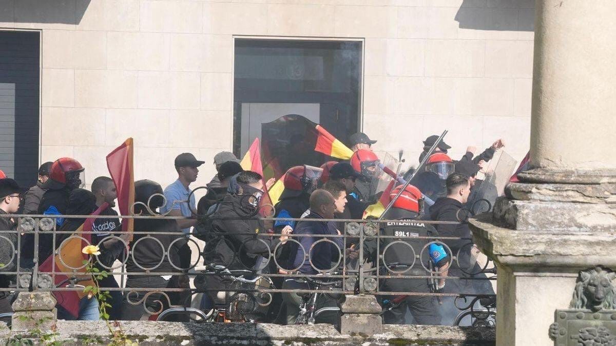 Falangistas y ertzainas cargando juntos contra antifascistas en Gasteiz. Foto: Paulino Oribe/elDiario.es