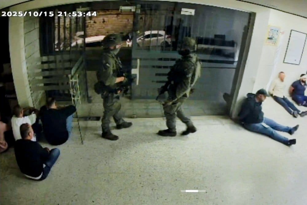 Soldados israelíes irrumpen en la sede del sindicato palestino PGFTU en Nablus. Foto: ituc-csi.org