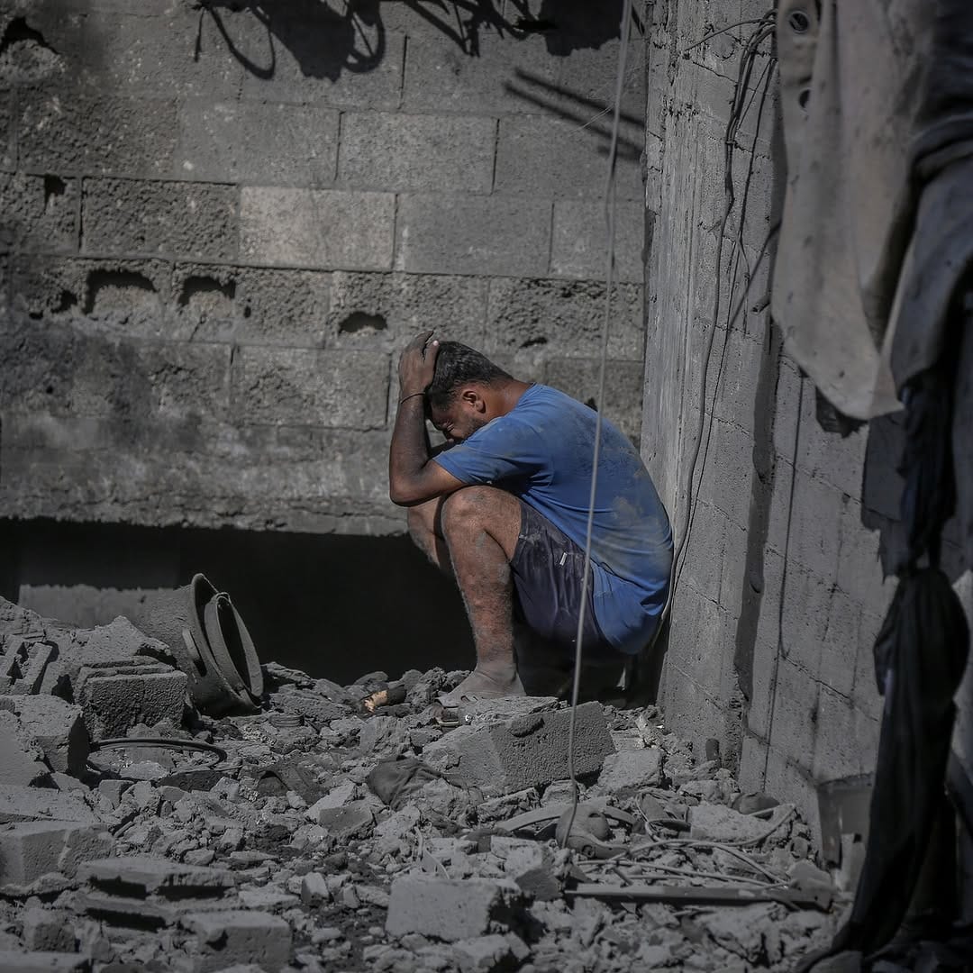 Un hombre llora entre escombros en Gaza. Foto: Times of Gaza