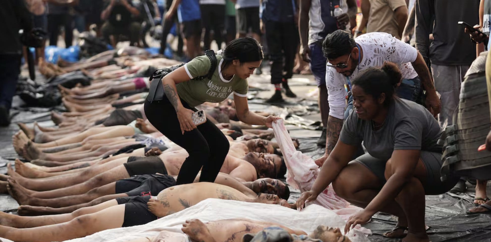 Decenas de cadáveres son expuestos para que sus familiares los identifiquen tras las operación policial. Foto: @ioangrillo (X)