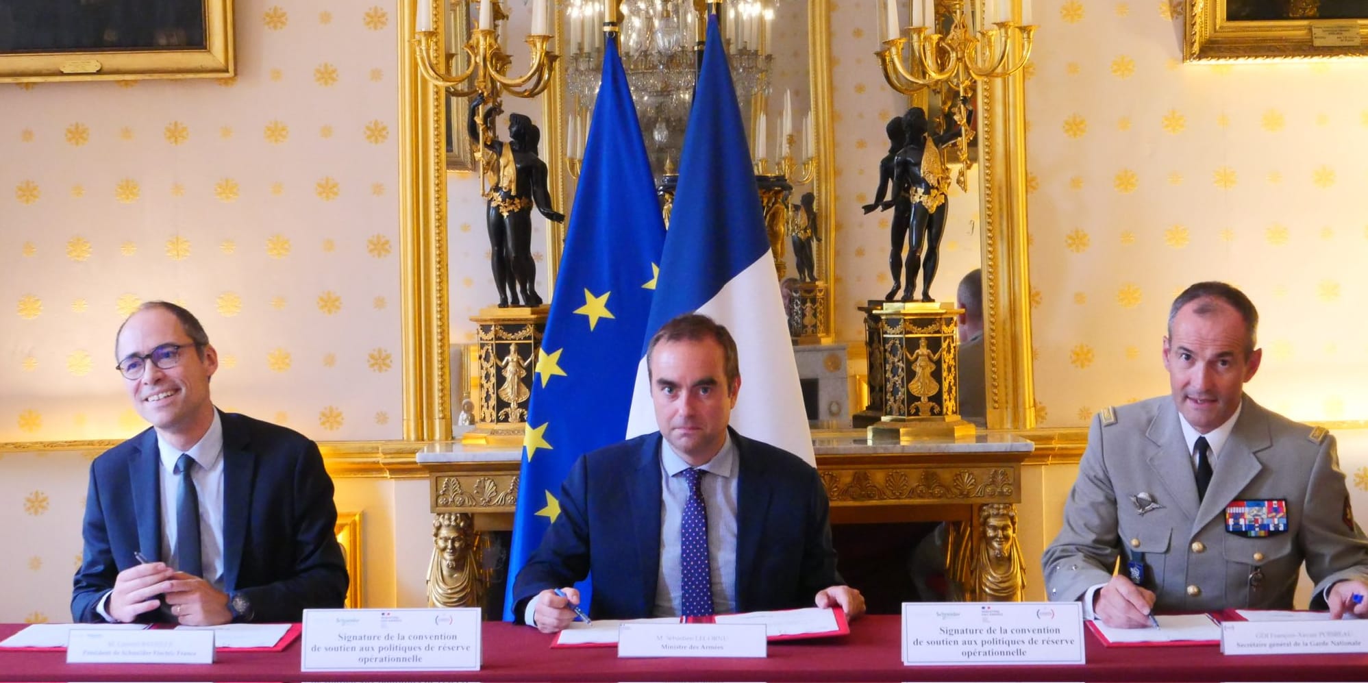 Sébastien Lecornu, primer ministro francés, en el centro. Foto: @SebLecornu (X)