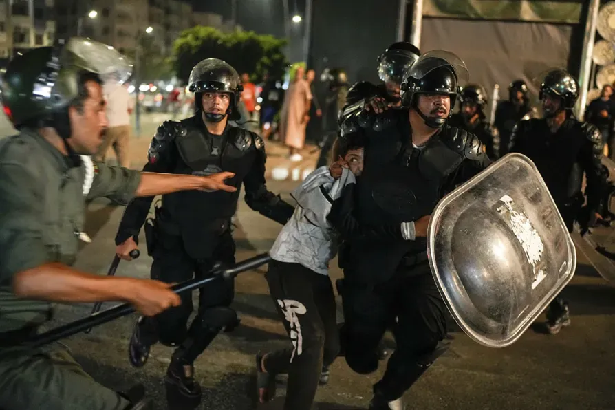 La policía deteniendo a un adolescente en Salé (Marruecos), durante las protestas de la 'GenZ 212' en el 1 de octubre. Foto: N/D