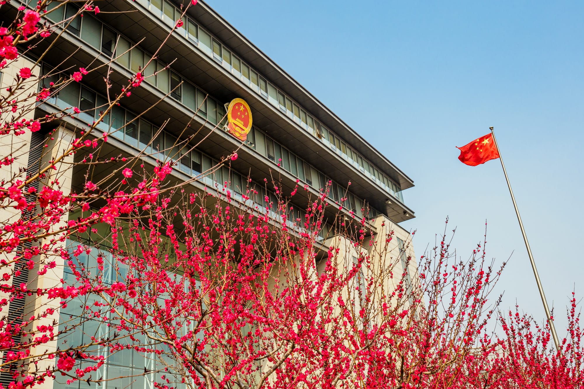Imagen de archivo de un edificio gubernamental chino. Foto: Alexander Schimmeck/Unsplash