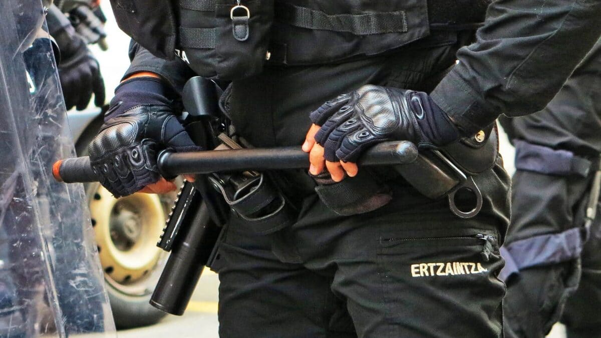 Imagen de archivo de un miembro de la Ertzaintza. Foto: bilbaohiria.com