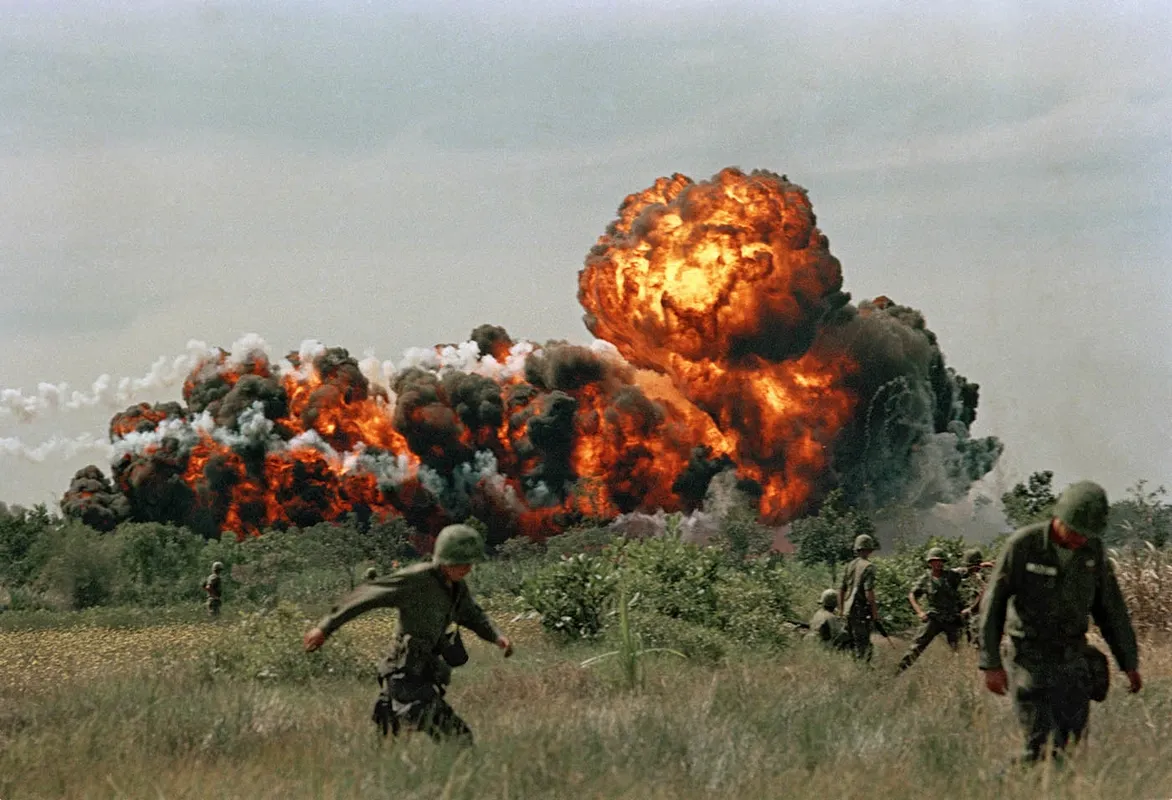 Ataque de napalm estadounidense en Vietnam del Sur (1966). Foto: WBUR-FM, Boston’s NPR News Station