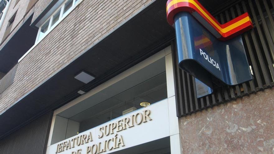 Exterior de una comisaría de la Policía Nacional española en Iruñea. Foto: Oskar Montero/Noticias de Navarra