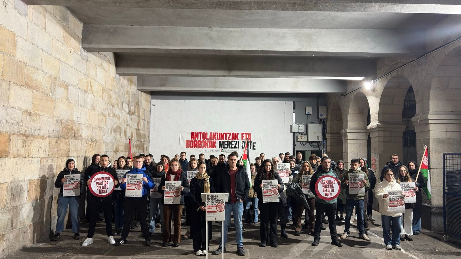 Rueda de prensa de Palestinarekin Elkartasuna en Gernika. Foto: Gedar Langile Kazeta