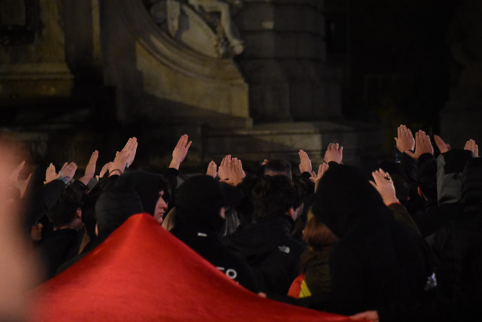 Imagen de archivo de seguidores de Núcleo Nacional haciendo el saludo fascista. Foto: xavier-rius.blogspot.com