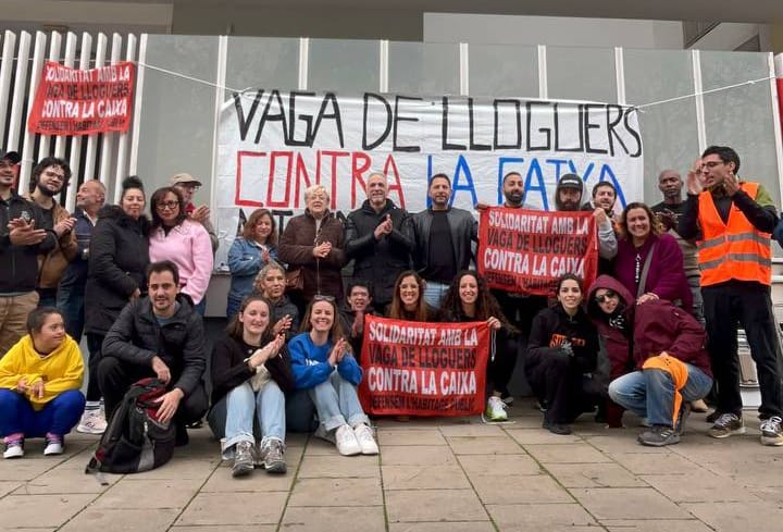 Imagen de archivo de vecinos de Can Colomer de Terrassa en la huelga de alquileres del Sindicat de Llogateres i Llogaters. Foto: @SindicatLloguer (X)