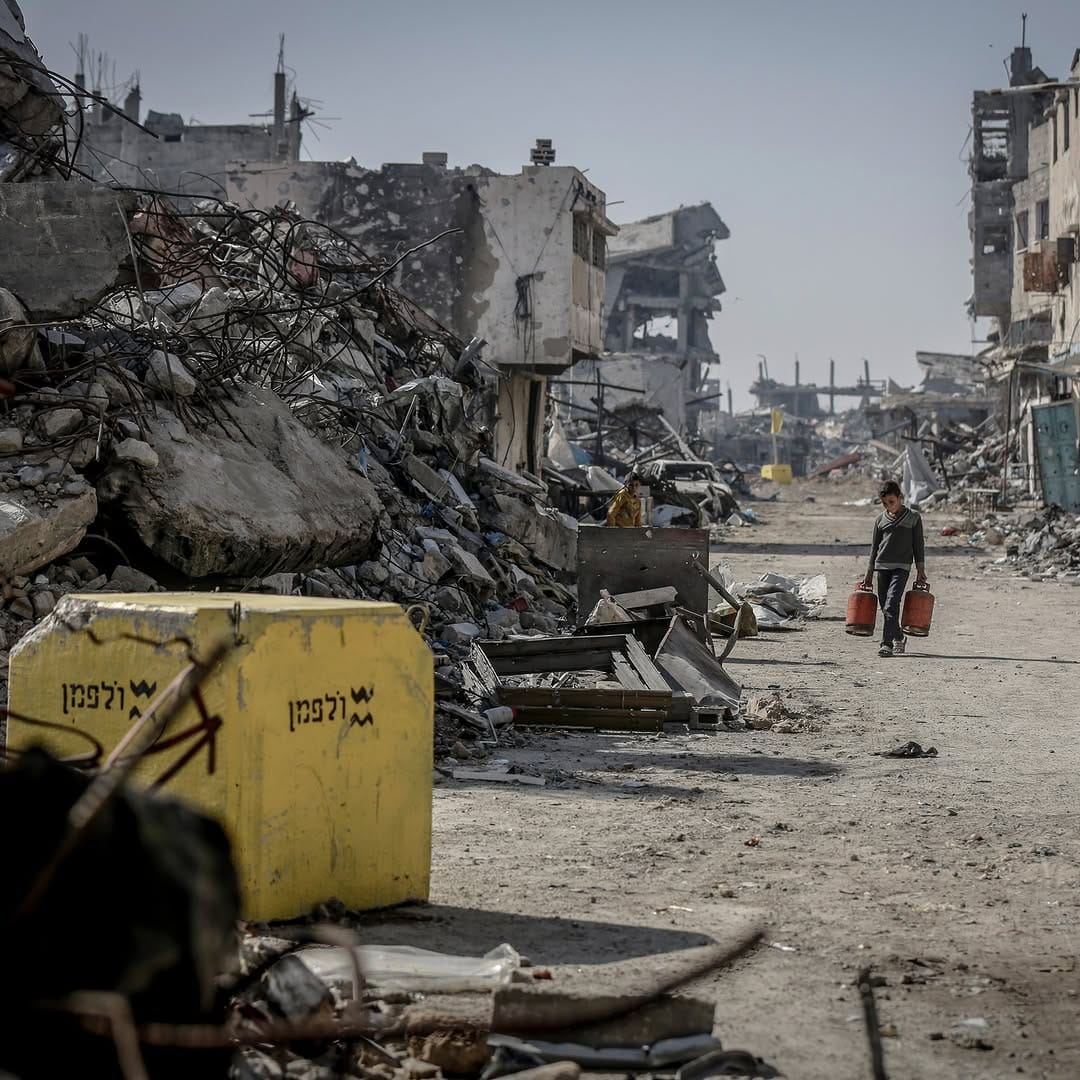Niños gazatíes ante los bloques de la línea amarilla de demarcación israelí. Foto: vía Times of Gaza