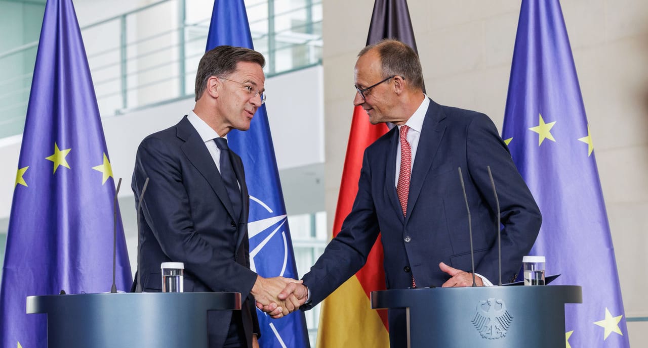 Imagen de archivo de Mark Rutte, secretario general de la OTAN, y Friedrich Merz, canciller alemán. Foto: NATO