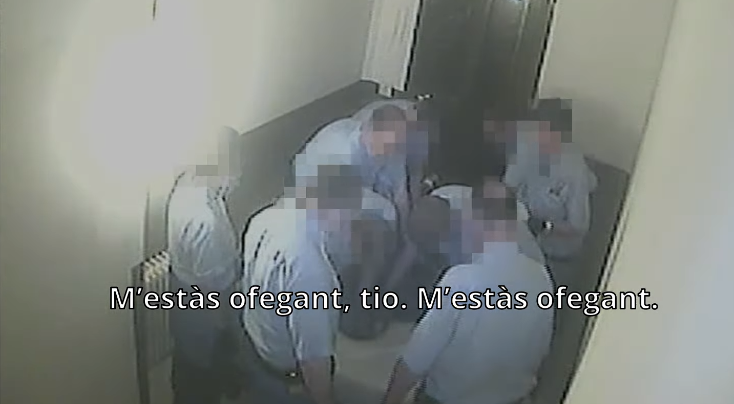 Fotograma de la grabación de las torturas de los funcionarios en el DERT de Mas d'Enric. Foto: La Directa