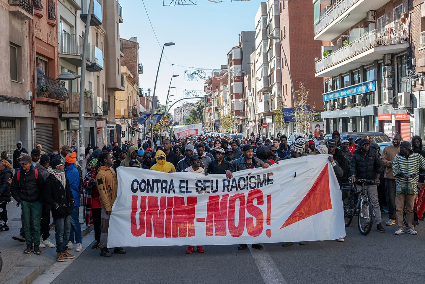Residentes del B9 se manifiestan contra su desalojo en Badalona. Foto: @Badalona_SHSC (X)