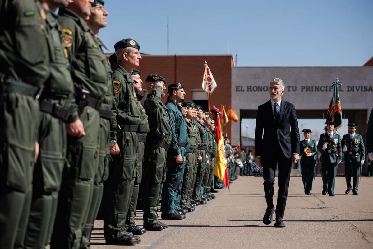 El ministro del Interior Fernando Grande Marlaska pasando revista. Foto: europapress.es