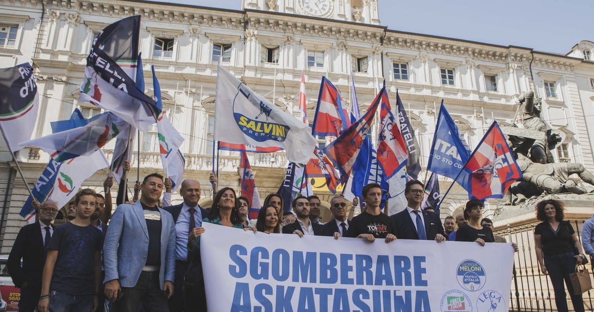 Militantes de la coalición fascista pidiendo el desalojo del CSO.