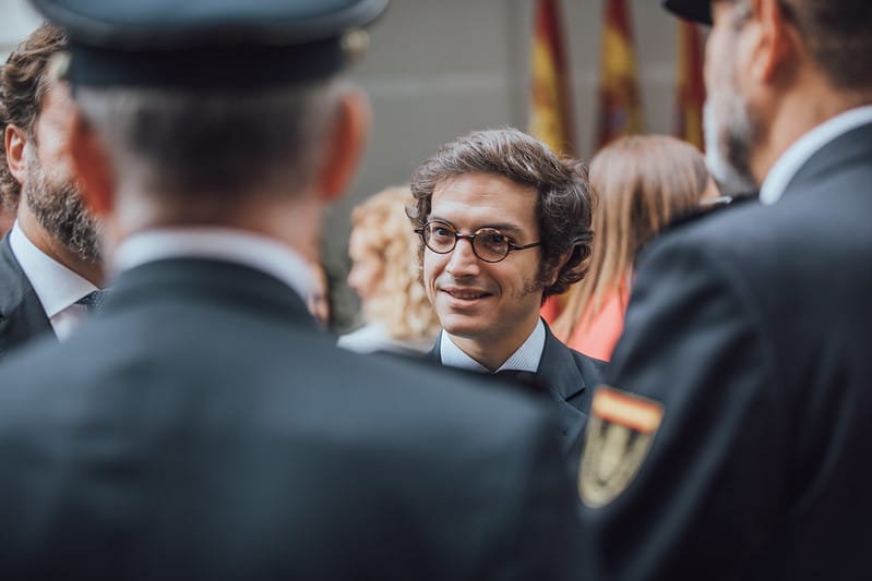 Imagen de archivo de agentes de la Policía Nacional reunidos con José María Figaredo (Vox) en un acto oficial en 2022. Foto: Vox Congreso