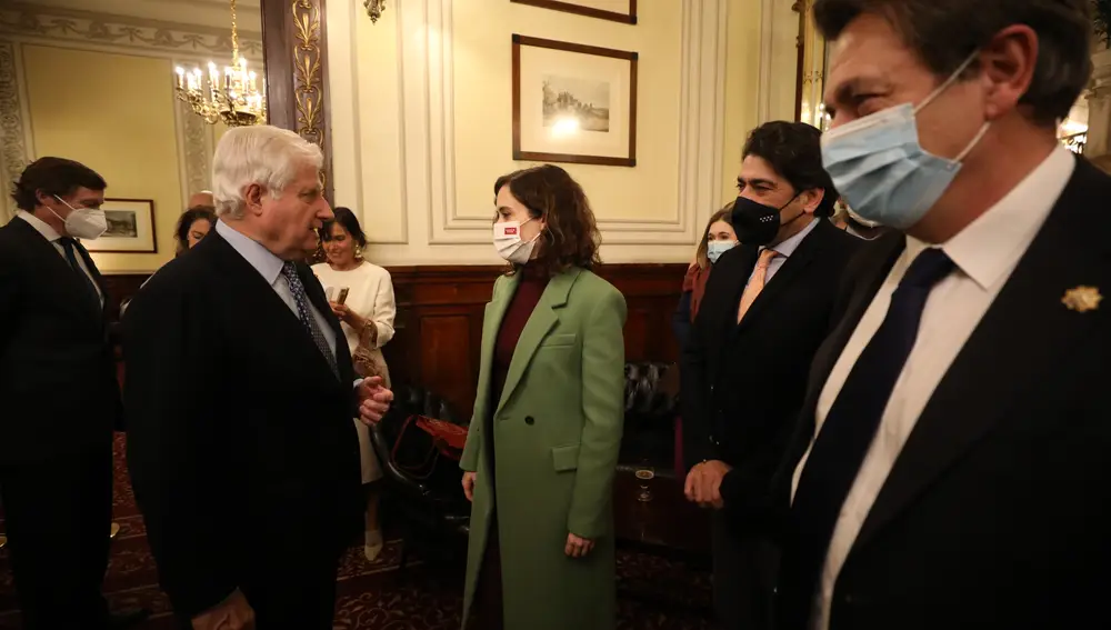 Isabel Díaz Ayuso conversa con el Duque de Alba, Carlos Fitz-James Stuart en presencia del consjero de Transportes, David Pérez. Foto: larazon.es - Gonzalo Pérez Mata