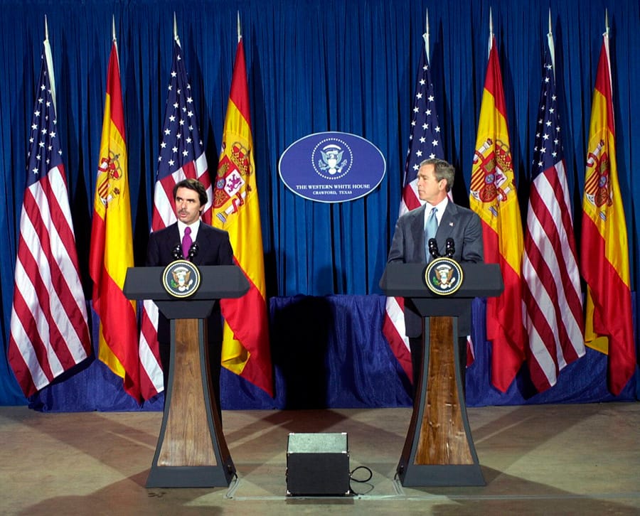 Imagen de archivo del expresidente español José María Aznar y el expresidente estadounidense George Bush. Foto: vía El País