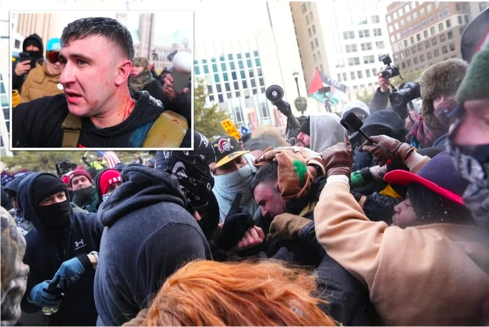 El 'influencer' fascista Jake Lang, acorralado por manifestantes anti-ICE en Minneapolis. Foto: @RichardAngwin (X)