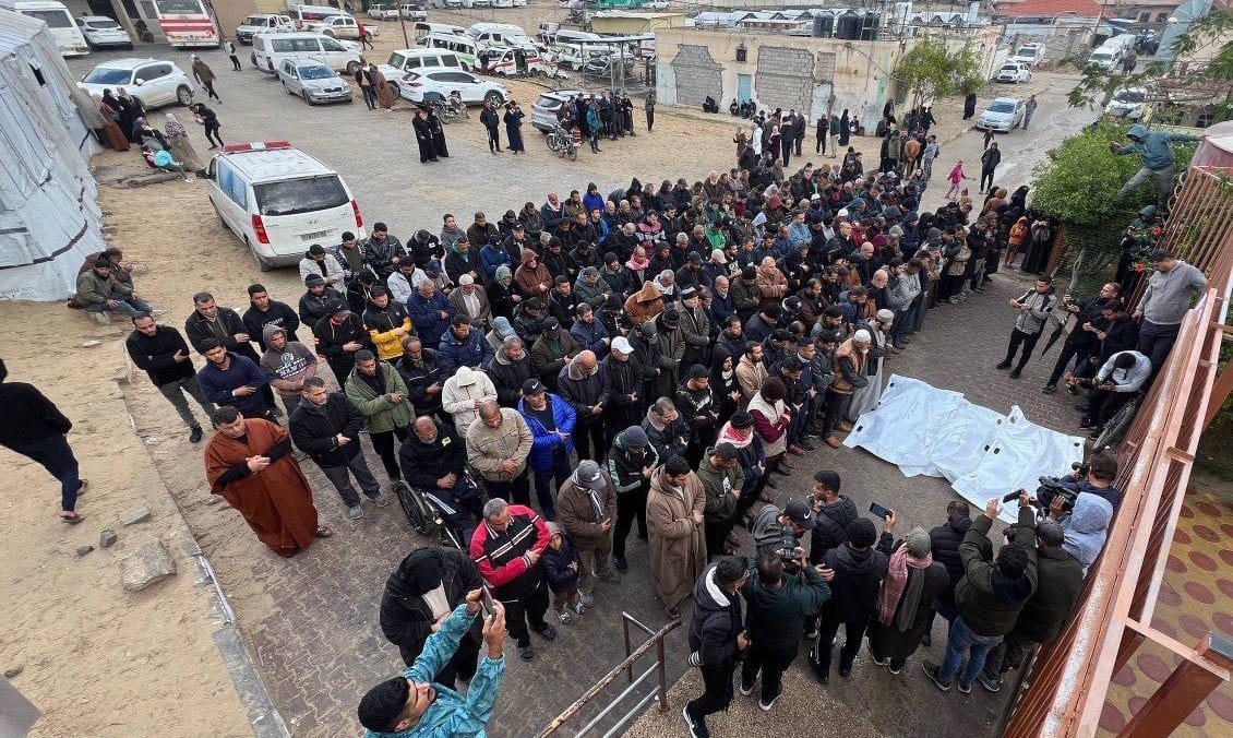 Gazatíes despiden a sus seres queridos asesinados en un rezo. Foto: vía Gaza Notifications