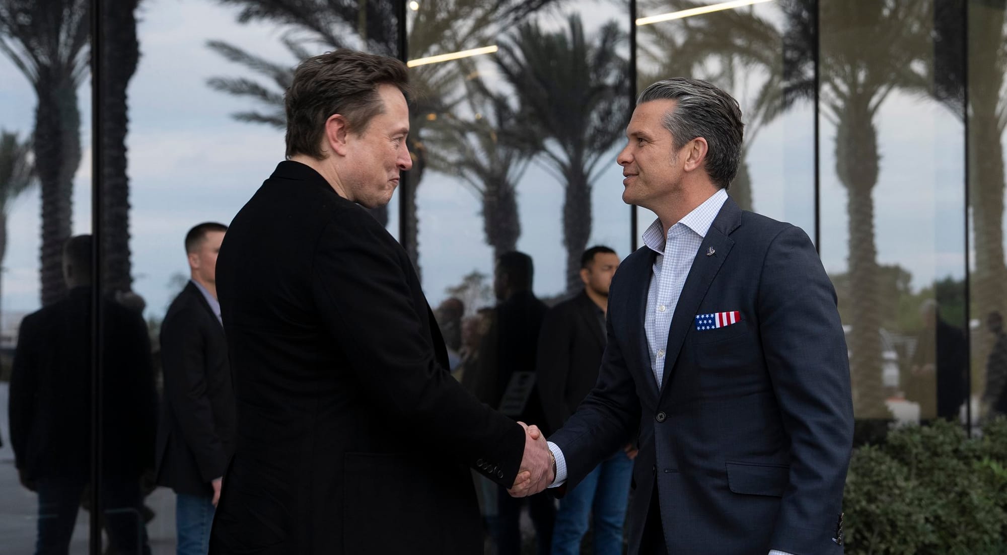 Imagen de archivo de Elon Musk y Pete Hegseth. Foto: @SecWar (X)