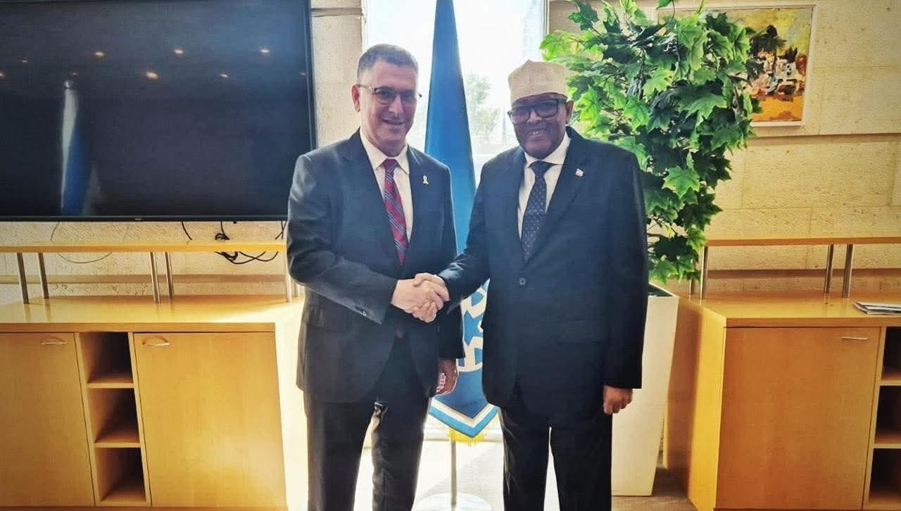 Gideon Saar estrecha la mano de Abdullahi. Foto: @khaledmahmoued1 (X)